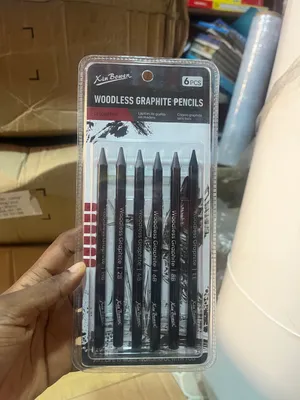 Woodless graphite pencil